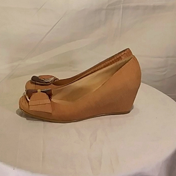 🔥 NWT  Stuart Weitzman Tan textured Leather With Tortoiseshell Buckle Shoes - Picture 3 of 16